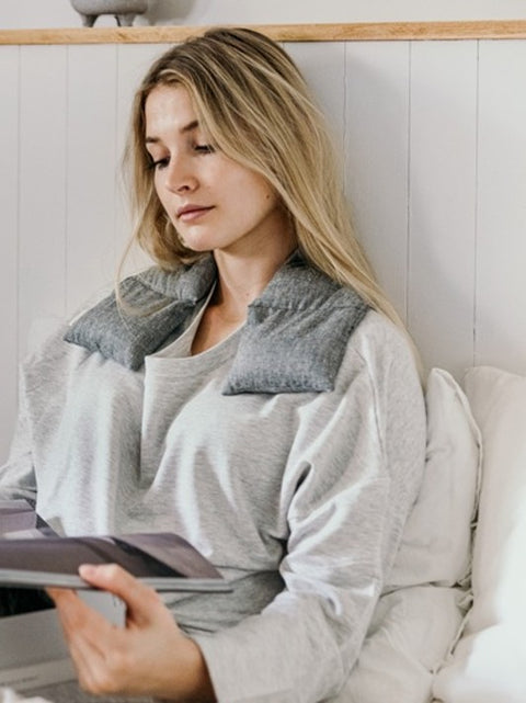 Long coussin enveloppant gris | Amma Thérapie | Espace local